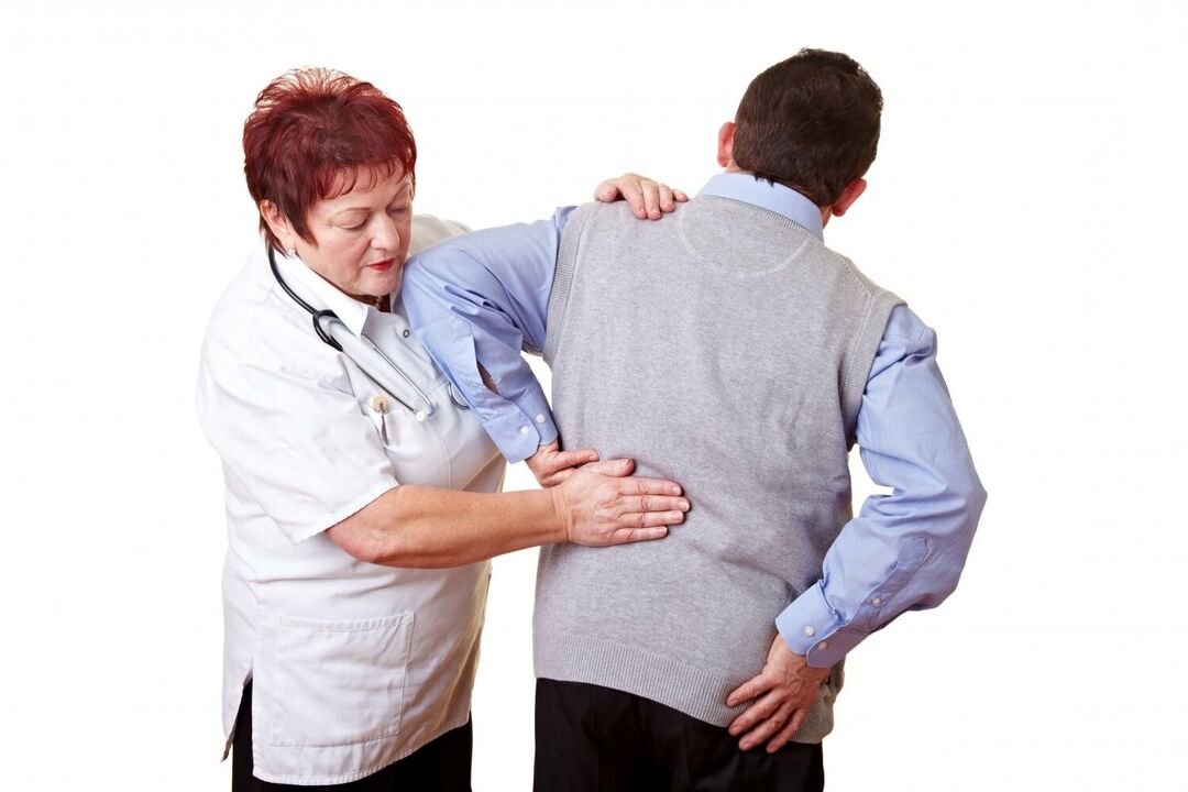 γιατρός που εξετάζει έναν ασθενή με πόνο στην πλάτη